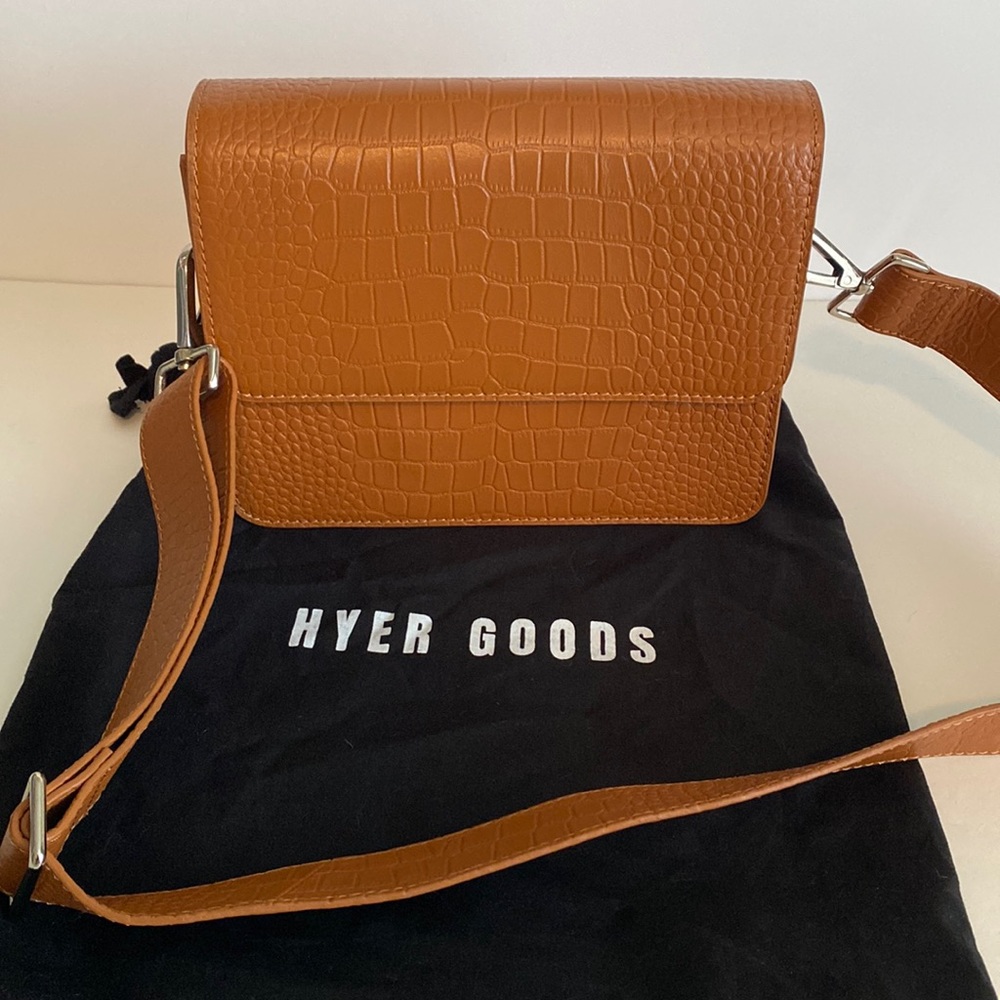 Hyer Goods crossbody bag in camel.